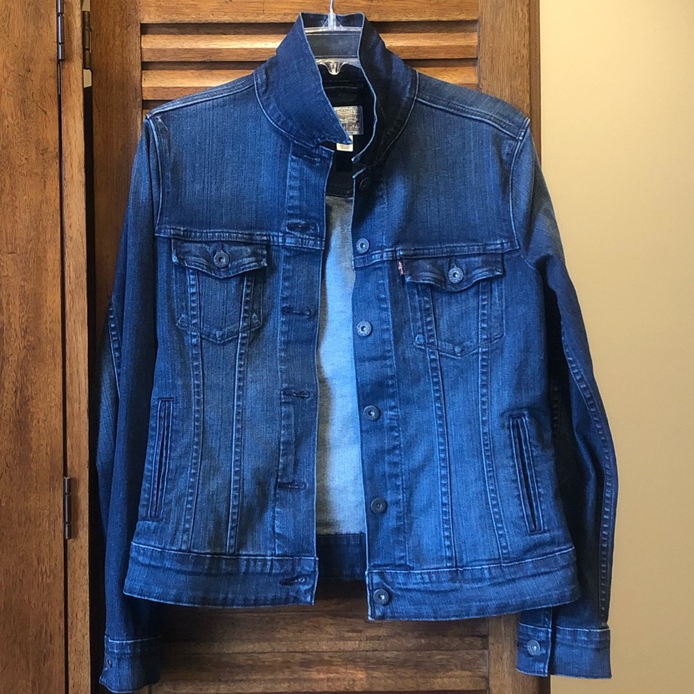 Levi’s Jean Jacket in dark denim wash